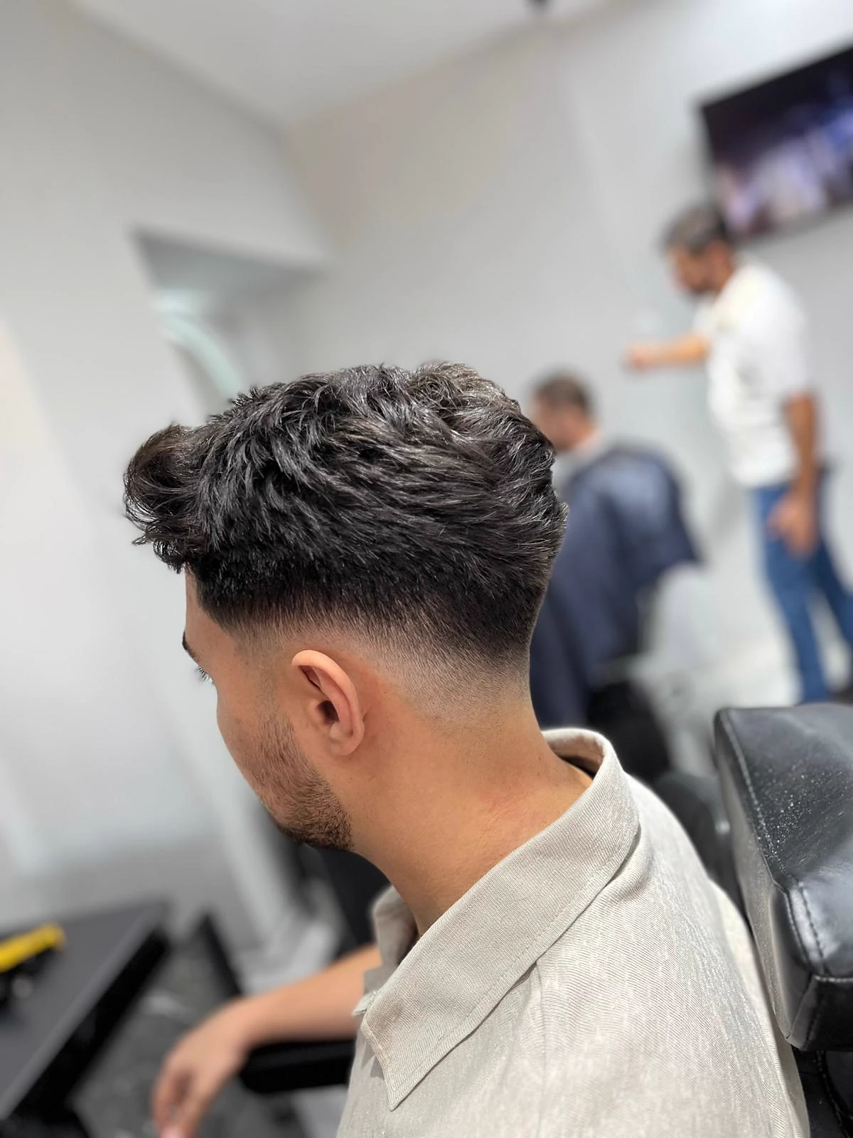 Saç bakımı ve şekillendirme, ıslak doku ile low fade kesim